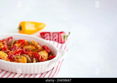 ragù a base di thon e peperoncino dolce, cucina mediterranea, cucina francese, spazio copia Foto Stock