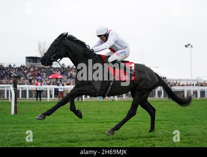 Harry Skelton guida Nube Negra sulla loro strada per vincere la caccia Shloer (registrata come Chase Cheltenham) durante il giorno tre del meeting di novembre all'ippodromo di Cheltenham. Data foto: Domenica 14 novembre 2021. Foto Stock