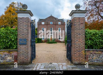 Il Deanery, una grande casa a 3 piani accanto alla Cattedrale costruita nel 18 ° secolo (1725) nella città di Chichester, West Sussex, Inghilterra, Regno Unito. Foto Stock