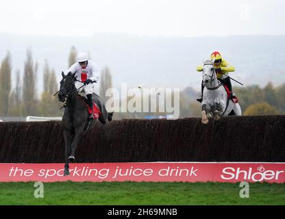 Harry Skelton guida Nube Negra (a sinistra) sulla loro strada per vincere la caccia Shloer (registrata come Chase Cheltenham) durante il giorno tre del meeting di novembre all'ippodromo di Cheltenham. Data foto: Domenica 14 novembre 2021. Foto Stock