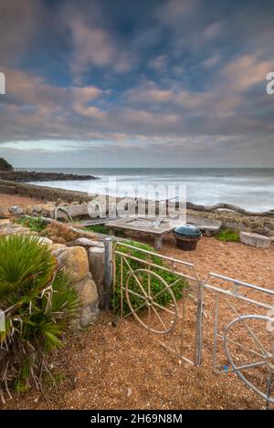isola di wight, baia di ventnor di wight, area con posti a sedere all'esterno sulla costa, area con posti a sedere sulla spiaggia per barbecue, spiaggia con mobili in legno Foto Stock