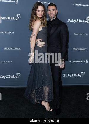 WEST HOLLYWOOD, LOS ANGELES, CALIFORNIA, Stati Uniti d'America - NOVEMBRE 13: Il modello Behati Prinsloo e il marito/cantante Adam Levine arrivano al Baby2Baby 10-Year Gala 2021 che si tiene presso il Pacific Design Center il 13 Novembre 2021 a West Hollywood, Los Angeles, California, Stati Uniti. (Foto di Xavier Collin/Image Press Agency/Sipa USA) Foto Stock