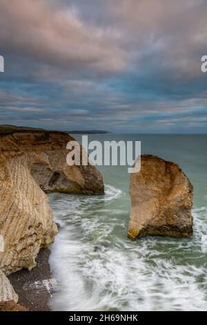 isola di wight costa a baia di acqua dolce, mare stack rocce sulle scogliere a baia di acqua dolce sull'isola di wight uk, suggestiva isola costiera di wight. Foto Stock