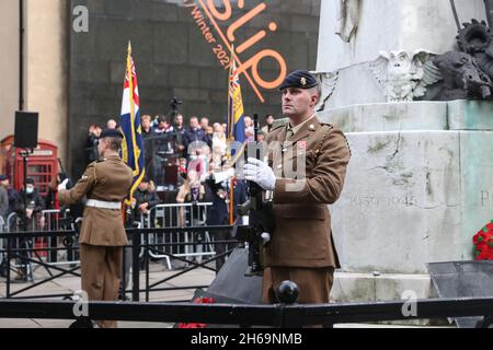 Un ribattezzante durante i tributi domenicali della memoria al memoriale di guerra a Victoria Gardens Leeds, Yorkshire occidentale, Regno Unito il 14 novembre 2021. Foto Stock