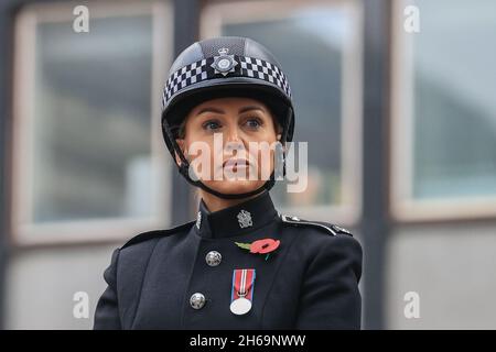 L'ufficiale di polizia montato nello Yorkshire occidentale è presente durante i tributi della domenica di ricordo al Memorial di guerra a Victoria Gardens Leeds, Yorkshire occidentale, Regno Unito il 14 novembre 2021. Foto Stock