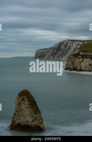 isola di baia di acqua dolce di wight, isola costiera rocciosa di wight, scogliere e costa a baia di acqua dolce sull'isola di wight uk, mare calmo baia di acqua dolce. Foto Stock