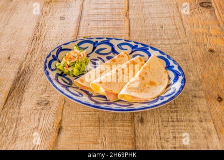 Sincronizzato, è spesso confuso con le quesadillas messicane. DThey sono così chiamati perché le due tortillas sono 'sincronizzate', coprendo il conte Foto Stock