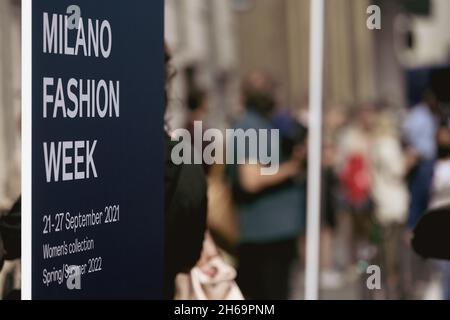 Milano, Italia - 22 settembre 2021: Cartello della settimana della Moda di Milano posto all'ingresso di un luogo dove si svolge uno spettacolo. Foto Stock