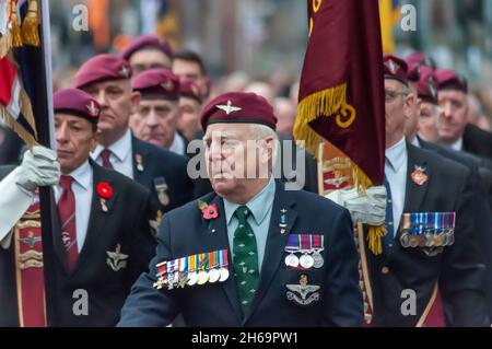 Glasgow, Scozia, Regno Unito. 14 novembre 2021. Servizio domenicale di ricordo al Cenotaph di George Square. Credit: SKULLY/Alamy Live News Foto Stock