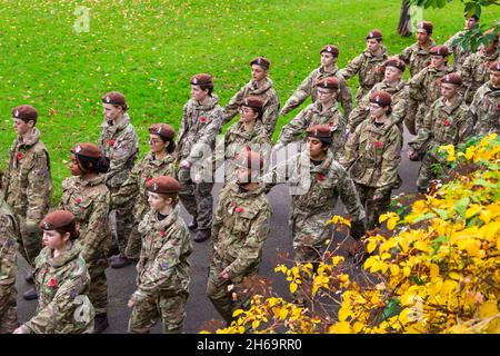 Bournemouth, Dorset Regno Unito. 14th novembre 2021. Commemorazione Domenica Parata e servizio di posa della corona - rappresentanti dei servizi armati, gruppi di forze e cadetti sfilano attraverso i giardini di Bournemouth seguito da un servizio e una corona che posano al Memoriale di guerra in giardini centrali. Le folle si riuniscono per pagare i loro rispetti e ricordare i caduti in una giornata mite. Quest'anno coincide con il centenario della Legione reale britannica. I Cadetti dell'esercito marciando attraverso i giardini. Credit: Carolyn Jenkins/Alamy Live News Foto Stock