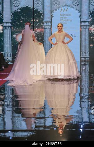 Londra, Regno Unito. 14 novembre 2021. I colori dell'India sono arrivati al colorato ed elegante spettacolo di pista del più grande spettacolo di nozze asiatico d'Europa accreditamento: Paul Quezada-Neiman/Alamy Live News Foto Stock