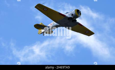 Udine Italy SETTEMBRE, 17, 2021 Vintage aereo militare di addestramento della seconda Guerra Mondiale in volo. T-6 Texan del Nord America ex Air Force Italiana Foto Stock