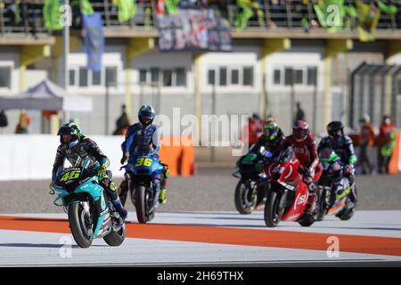 Valencia, Spagna. 14 novembre 2021. #46 Valentino Rossi, italiano: Petronas Yamaha SRT guida i suoi compagni piloti ad una celebrazione alla seconda curva durante la gara MotoGP per IL GRAN PREMIO MOTOGP MOTUL DE LA COMUNITAT VALENCIANA al circuito Ricardo Tormo di Valencia, Spagna il 14 novembre 2021 Credit: Every Second Media/Alamy Live News Foto Stock