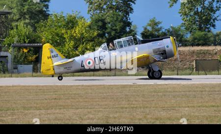 Udine Italy SETTEMBRE, 17, 2021 Vista laterale di un'elica militare vintage ruota posteriore piano grigio e giallo. T-6 Texan del Nord America ex Air Force Italiana Foto Stock