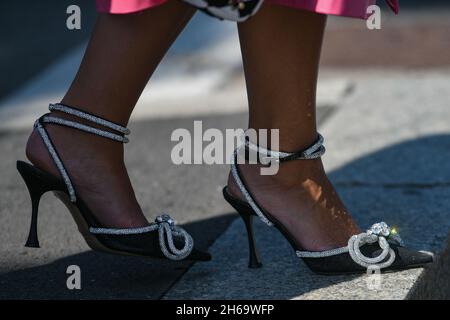 Milano, Italia - 24 settembre 2021: Abito Street style, donna che indossa un abito alla moda per le strade di Milano. Foto Stock