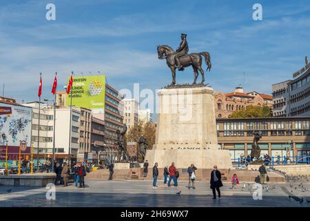 Ankara-Turchia, 13 novembre 2021: Monumento alla vittoria | Zafer Aniti uno dei simboli più popolari di Ankara. Statua di Mustafa Kemal Ataturk, Tu Foto Stock