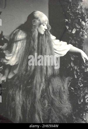 La cantante d'opera Mary Garden vestita come Melisande per l'opera, Pelleas e Melisande. Fotografato da Rudolf Eickemeyer Jr Foto Stock