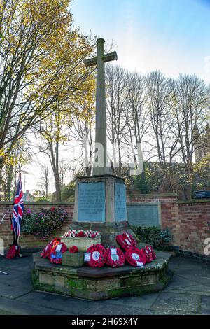 Stockton Heath, Cheshire, Regno Unito. 14 novembre 2021 - Stockton Heath War Memorial - molti corone si stancavano alla base della guerra Memorialat Stockton Heath Cenotaph per rispettare i caduti in memoria Domenica 2021 credito: John Hopkins/Alamy Live News Foto Stock