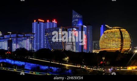 Spettacolare spettacolo di luci di stile Cinese esposto su edifici moderni nel quartiere Centrale degli Affari di Hangzhou, la Citta' Nuova di Qiangjiang, Cina Foto Stock