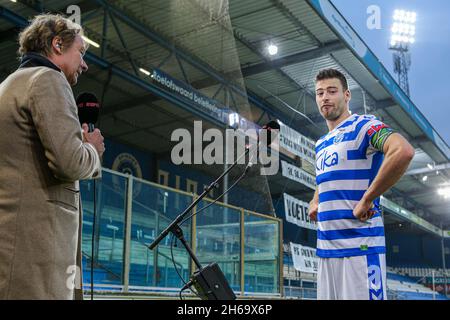 DOETINCHEM, PAESI BASSI - NOVEMBRE 14: Giornalista Hans Kraaij, Ted van de Pavert di De Graafschap dopo l'incontro durante l'olandese Keukenkampioendivisie tra De Graafschap e Telstar a De Vijverberg il 14 Novembre 2021 a Doetinchem, Paesi Bassi (Foto di Rene Nijhuis/Orange Pictures) Foto Stock