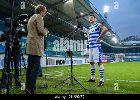 DOETINCHEM, PAESI BASSI - NOVEMBRE 14: Giornalista Hans Kraaij, Ted van de Pavert di De Graafschap dopo l'incontro durante l'olandese Keukenkampioendivisie tra De Graafschap e Telstar a De Vijverberg il 14 Novembre 2021 a Doetinchem, Paesi Bassi (Foto di Rene Nijhuis/Orange Pictures) Foto Stock