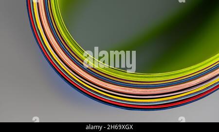 Sezione di carta colorata in forme ellittiche su sfondo nero Foto Stock