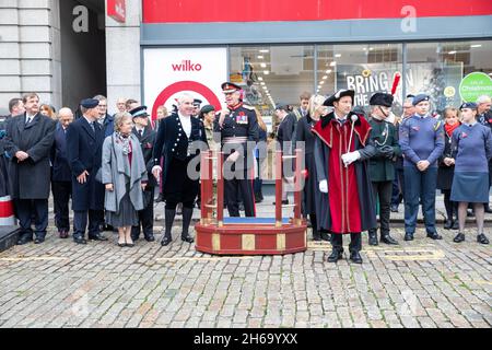 Truro, Cornovaglia, UK, 14 novembre 2021, la gente partecipa ad una cerimonia di posa di Wreath al War Memorial a Truro, Cornovaglia. Poi c’è stata una processione militare che si è interrotta per il saluto di sua Maestà il Lord-tenente della Regina per la Cornovaglia col e T Bolitho OBE, che poi si è unita ad una processione civica che ha portato alla formazione della Guardia d’onore all’Alto CrossCredit: Keith Larby/Alamy Live News Foto Stock