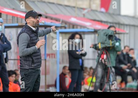 Pomigliano, Italia. 14 novembre 2021. Domenico Panico allenatore di Pomigliano Calcio Femminile durante il Campionato Italiano Soccer Seria A Women 2021/2022 match tra Pomigliano Femminile vs Milan Women il 14 novembre 2021 allo Stadio Ugo Gobbato di Pomigliano Italia Credit: Independent Photo Agency/Alamy Live News Foto Stock