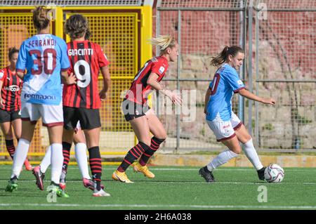 Pomigliano, Italia. 14 novembre 2021. Liucija Vaitukaityte (8) Pomigliano Calcio Femminile controlla la palla durante il Campionato Italiano Soccer Seria A Women 2021/2022 Match tra Pomigliano Femminile vs Milan Women il 14 novembre 2021 allo Stadio Ugo Gobbato di Pomigliano Italia Credit: Independent Photo Agency/Alamy Live News Foto Stock