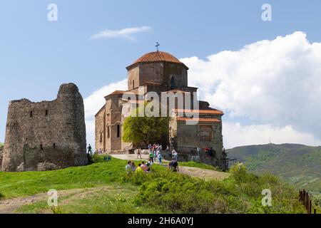 Mtskheta, Georgia - 28 aprile 2019: I turisti visitano il monastero di Jvari, è un monastero ortodosso georgiano del sesto secolo situato sulla cima della montagna Foto Stock