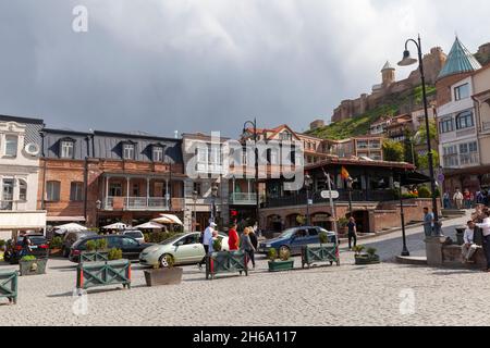 Tbilisi, Georgia - 28 aprile 2019: Vista sulla strada della vecchia Tbilisi, la gente cammina a Piazza Vakhtang Gorgasali Foto Stock