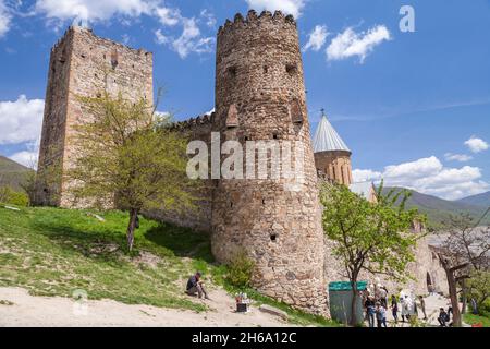 Ananuri, Georgia - 30 aprile 2019: Complesso del monastero di Ananuri situato sul fiume Aragvi in Georgia. I turisti sono nelle vicinanze Foto Stock