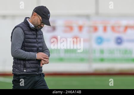 Pomigliano, Italia. 14 novembre 2021. Domenico Panico allenatore di Pomigliano Calcio Femminile durante il Campionato Italiano Soccer Seria A Women 2021/2022 match tra Pomigliano Femminile vs Milan Women il 14 novembre 2021 allo Stadio Ugo Gobbato di Pomigliano Italia Credit: Independent Photo Agency/Alamy Live News Foto Stock