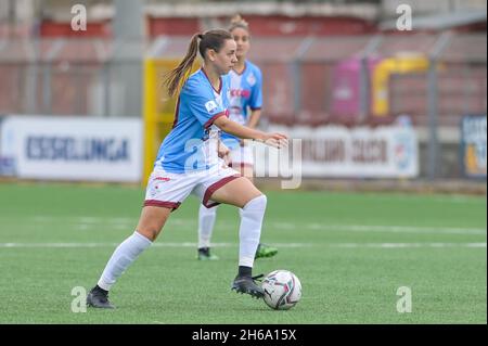 Pomigliano, Italia. 14 novembre 2021. Liucija Vaitukaityte (8) Pomigliano Calcio Femminile controlla la palla durante il Campionato Italiano Soccer Seria A Women 2021/2022 Match tra Pomigliano Femminile vs Milan Women il 14 novembre 2021 allo Stadio Ugo Gobbato di Pomigliano Italia Credit: Independent Photo Agency/Alamy Live News Foto Stock