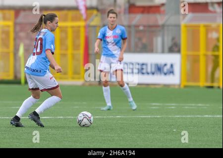 Pomigliano, Italia. 14 novembre 2021. Liucija Vaitukaityte (8) Pomigliano Calcio Femminile controlla la palla durante il Campionato Italiano Soccer Seria A Women 2021/2022 Match tra Pomigliano Femminile vs Milan Women il 14 novembre 2021 allo Stadio Ugo Gobbato di Pomigliano Italia Credit: Independent Photo Agency/Alamy Live News Foto Stock