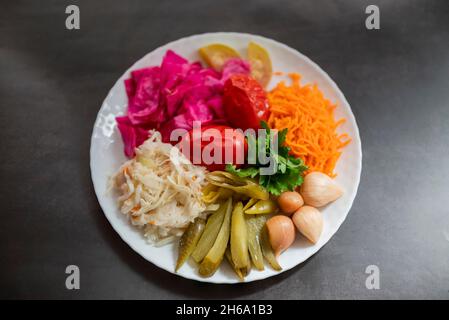 verdure sottaceto assortite con cavolo e pomodori con cetrioli su un piatto Foto Stock