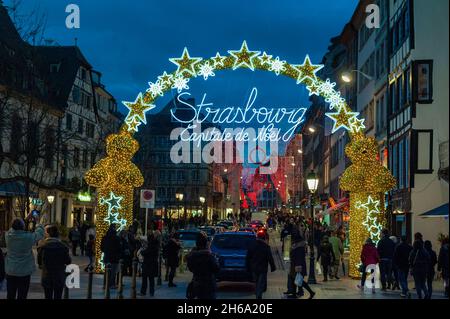 Una strada a Strasburgo durante il mercato di Natale. La porta d'ingresso della capitale di Natale in via 'Do Vieux Marché aux Poissons' Foto Stock