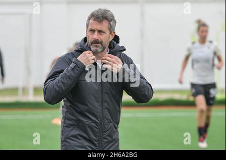 Pomigliano, Italia. 14 novembre 2021. Il Milan Women Coach Maurizio Ganz durante il Campionato Italiano Soccer Seria A Women 2021/2022 Match tra Pomigliano Femminile vs Milan Women il 14 novembre 2021 allo Stadio Ugo Gobbato di Pomigliano Italia Credit: Independent Photo Agency/Alamy Live News Foto Stock