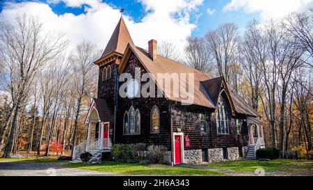 SALEM, NY, USA- 10 NOVEMBRE 2021: Chiesa episcopale di San Paolo in autunno Foto Stock