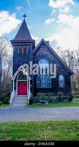 SALEM, NY, USA- 10 NOVEMBRE 2021: Chiesa episcopale di San Paolo in autunno Foto Stock