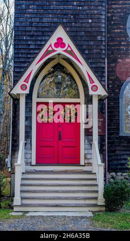 SALEM, NY, USA- 10 NOVEMBRE 2021: Chiesa episcopale di San Paolo in autunno Foto Stock