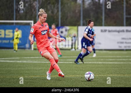 Andernach, Germania, 13 novembre Celina Degen (11 Hoffenheim) gioca la palla durante il 2. La Frauen-Bundesliga 2021/2022 si è discountata tra SG 99 Andernach e TSG Hoffenheim U20 allo stadio Andernach di Andernach, in Germania. Norina Toenges/Sports Press Phot Foto Stock