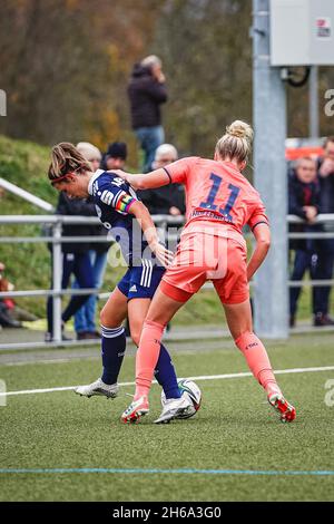 Andernach, Germania, 13 novembre Lisa Umbach (6 Andernach) e Celina Degen (11 Hoffenheim) combattono per la palla durante il 2. La Frauen-Bundesliga 2021/2022 si è discountata tra SG 99 Andernach e TSG Hoffenheim U20 allo stadio Andernach di Andernach, in Germania. Norina Toenges/Sports Press Phot Foto Stock