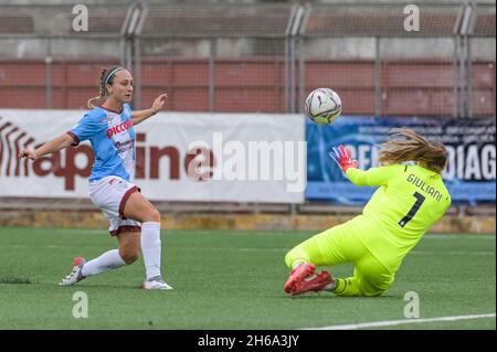 Deborah Salvatori Rinaldi (9) Pomigliano Calcio Femminile controlla la palla con Laura Giuliani (1) AC Milan Donne durante il Calcio Italiano Seria A Women 2021/2022 match tra Pomigliano Femminile vs Milan Donne il 14 novembre 2021 allo Stadio Ugo Gobbato di Pomigliano Italia Foto Stock