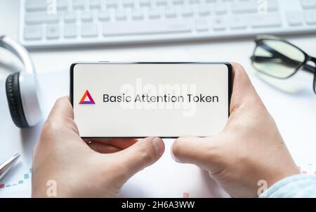 Russia Mosca 08.06.2021. Logo del Basic Attention Token nel telefono cellulare. Moneta BAT criptovaluta. Piattaforma di scambio decentralizzata open-source costruita o Foto Stock