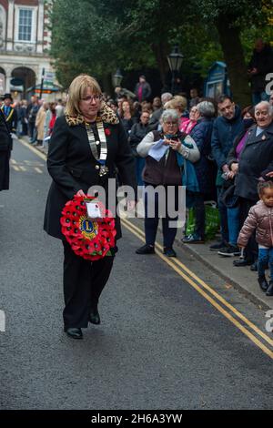 Windsor, Berkshire, Regno Unito. 14 novembre 2021. Questa mattina c'è stata un'enorme affluenza per il servizio della domenica della memoria al War Memorial, la chiesa parrocchiale di Windsor. Le preghiere sono state guidate da Revd Canon Sally Lodge e scritture lette dal Sindaco del Borough reale di Windsor e Maidenhead, Consigliere John Story. Il MP di Windsor Adam Afriyie era presente anche insieme ai Consiglieri RBWM, rappresentanti di numerose organizzazioni locali e associazioni di beneficenza. Credit: Maureen McLean/Alamy Foto Stock