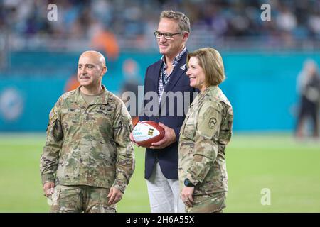 Giovedì 11 novembre 2021; Miami Gardens, Florida USA; Miami Dolphins Vice Presidente, Presidente e CEO ha onorato la nuova SOUTHCOM Leadership, il Generale Laura J. Foto Stock