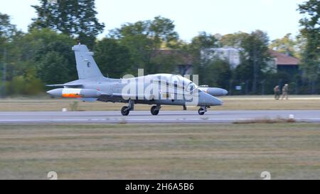 Rivolta del Friuli, Udine, Italia SETTEMBRE 17, 2021 velivolo militare nella pista aeroportuale. Aermacchi MB-339 dell'Aeronautica militare Italiana Foto Stock