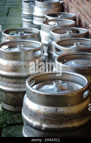 barili di birra in metallo per la consegna di alcolici Foto Stock