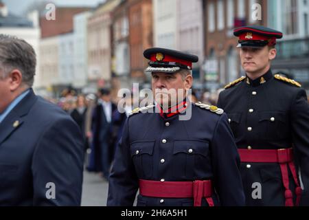 Windsor, Berkshire, Regno Unito. 14 novembre 2021. Questa mattina c'è stata un'enorme affluenza per il servizio della domenica della memoria al War Memorial, la chiesa parrocchiale di Windsor. Le preghiere sono state guidate da Revd Canon Sally Lodge e scritture lette dal Sindaco del Borough reale di Windsor e Maidenhead, Consigliere John Story. Il MP di Windsor Adam Afriyie era presente anche insieme ai Consiglieri RBWM, rappresentanti di numerose organizzazioni locali e associazioni di beneficenza. Credit: Maureen McLean/Alamy Foto Stock